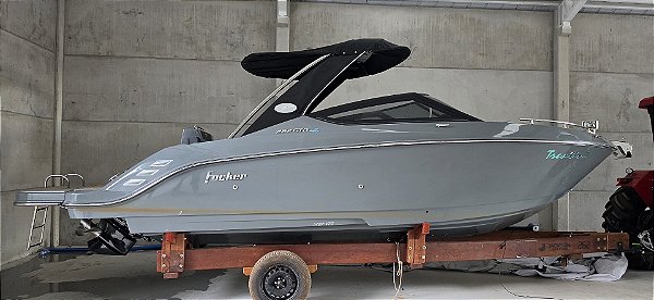 Lancha: FOCKER 262 - Mercruiser 4.5L 250HP B3 (2025)