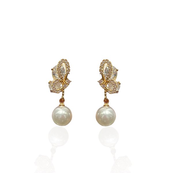 Brinco Folheado Ouro 18k e Prata 925 Borboleta Cravejado Pérola