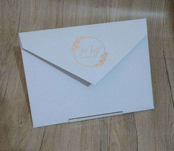 Envelope Tradicional branco com monograma em hot stamping dourado