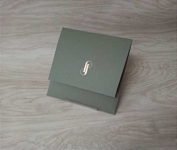 Envelope Quadrado Verde Oliva com iniciais em Hot Stamping
