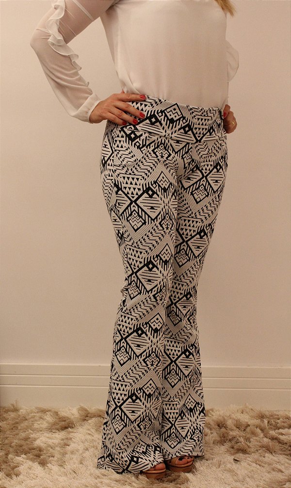 Calça feminina modelagem flare em tecido jacquard offwhite com estampa geométrica tribe