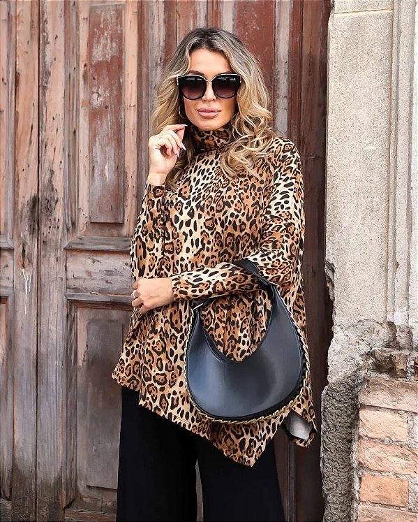 Blusa diagonal gola alta animal print