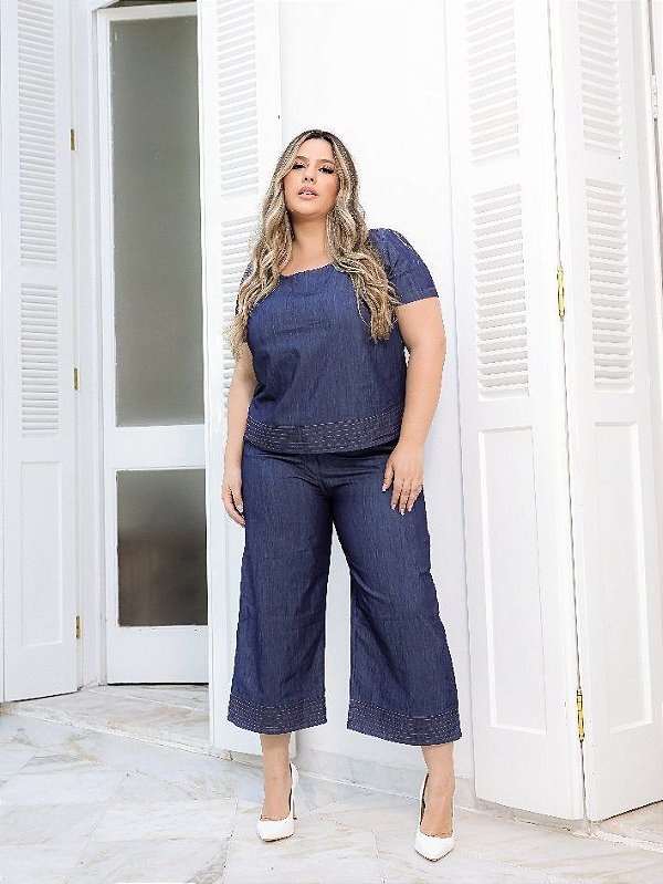 Calça pantacourt plus size jeans com detalhe de pesponto