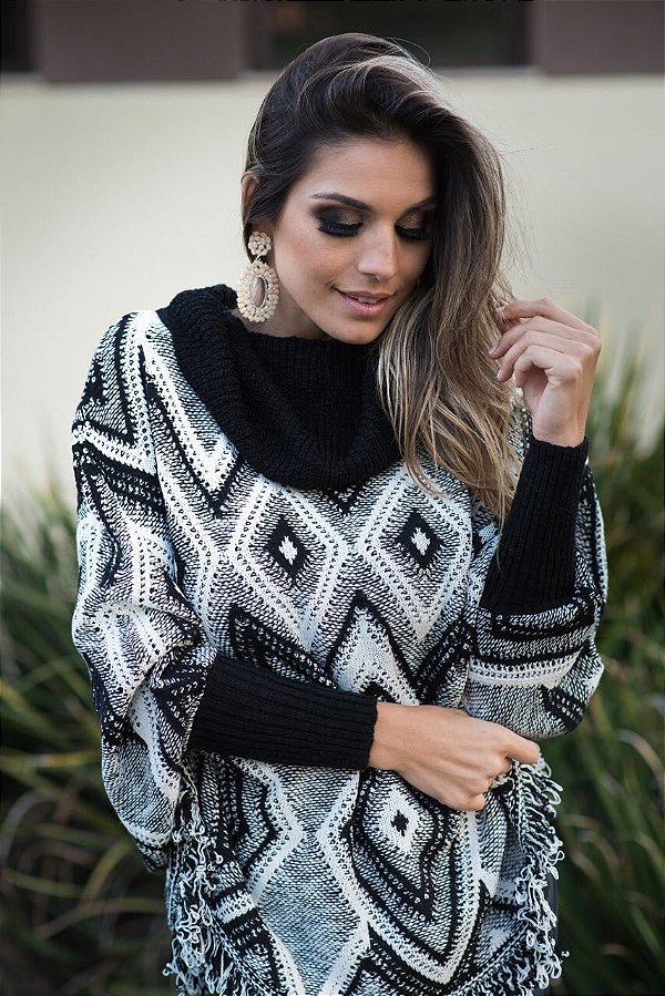 Poncho em tricot com trabalho geométrico preto e branco . Simplesmente maravilhosa