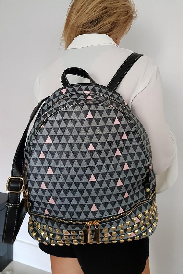 Mochila com estampa triângulos toda trabalhada com piramidais em metal na parte inferior