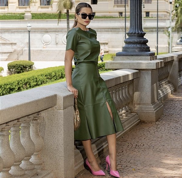 Conjunto saia midi com zíper e blusa em couro eco - Verde - Madame Ninna -  loja online de confeccções femininas