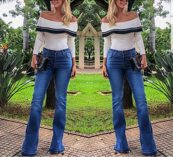 Calça jeans flare detalhe de botões