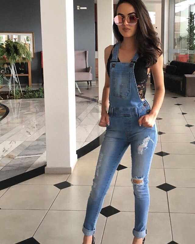 Macacão jeans skinny jardineira lavagem clara