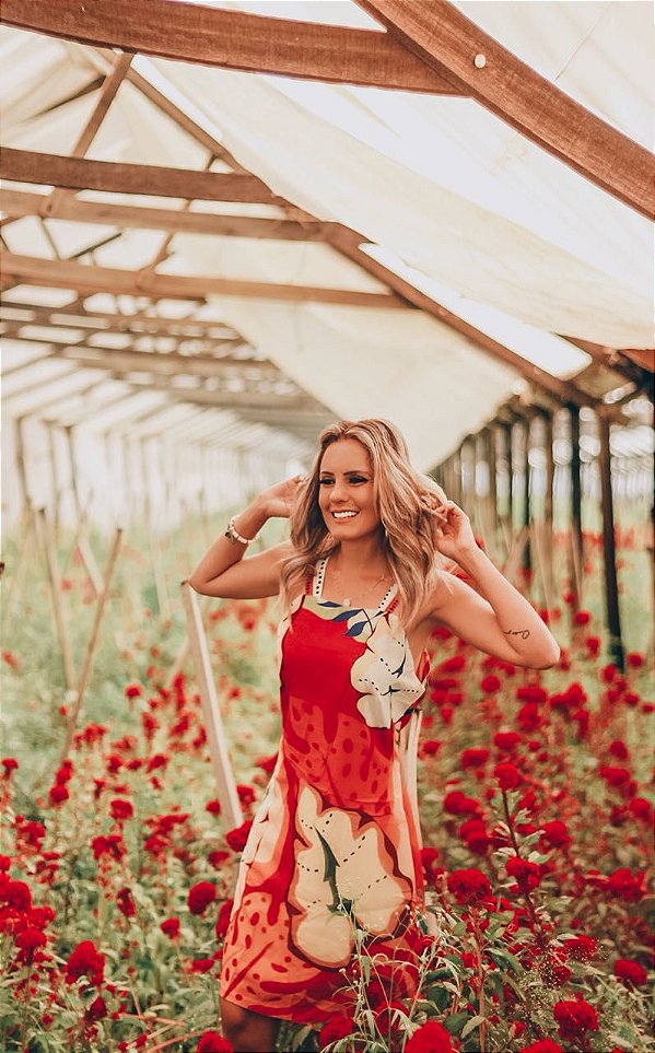 Vestido vermelho com estampa tropical