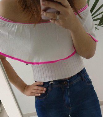 Blusa ciganinha off com detalhes rosa neon