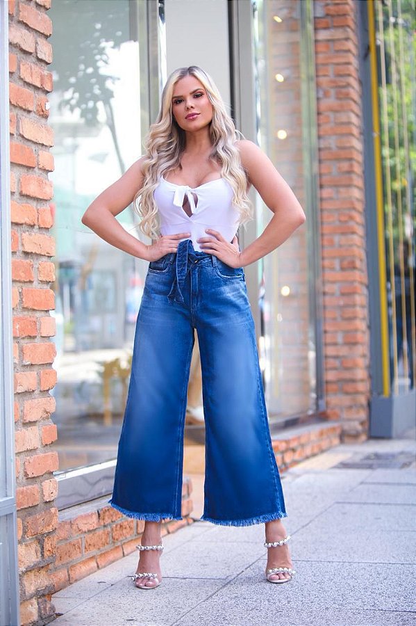 Calça jeans pantacourt com faixa na cintura e barra desfiada - Madame Ninna  - Madame Ninna - loja online de confeccções femininas