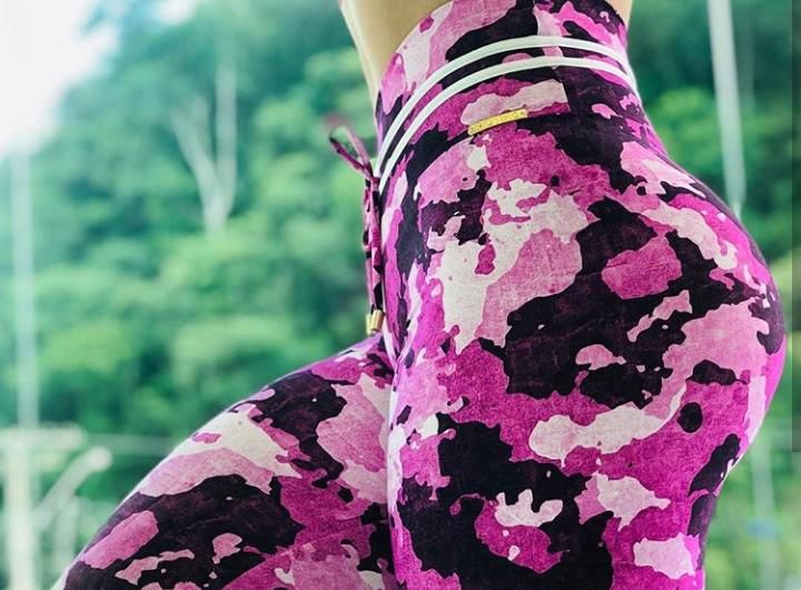 Calça legging fitness levanta bumbum estampa exclusiva camuflada rosa