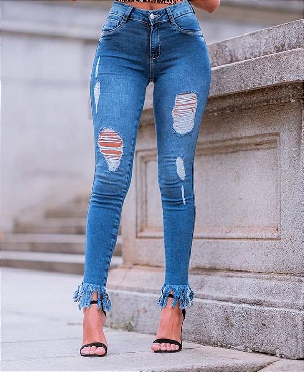 Calça jeans skinny destroyed com barra desfiada