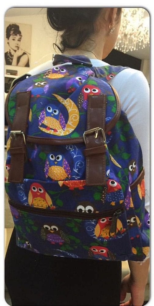 Mochila azul com estampa de corujas e fivelas na cor café