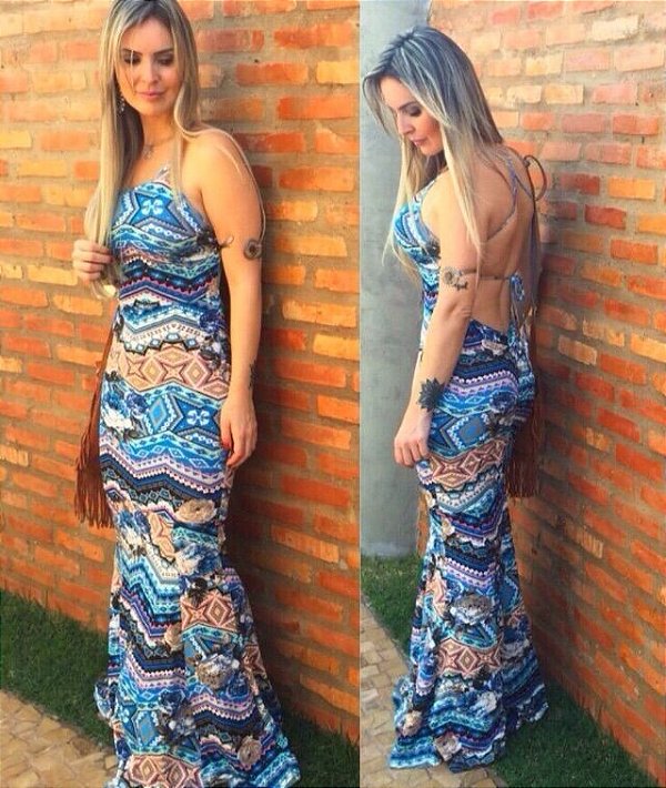 Vestido longo sereia com estampa em tons de azul