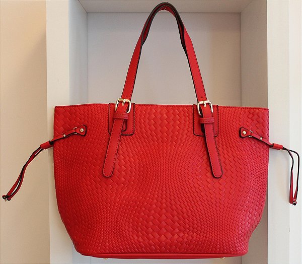 Bolsa em couro eco vermelho com textura semelhante a trissê com duas alças
