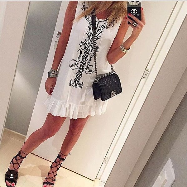 Vestido offwhite com bordado . Lindo Lindo Lindo