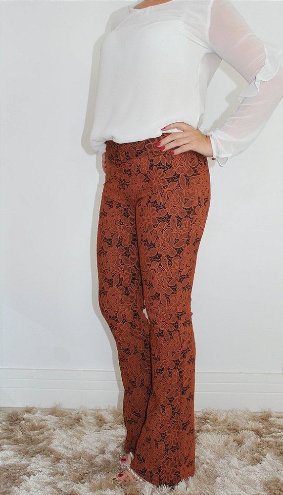 Calça flare caramelo com linda estampa flowers