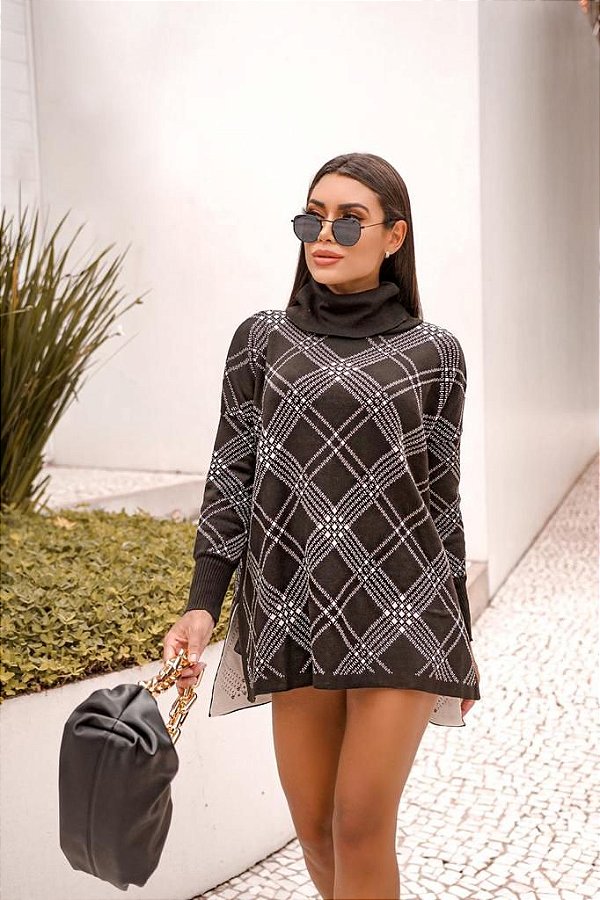 Poncho preto e branco com gola preta