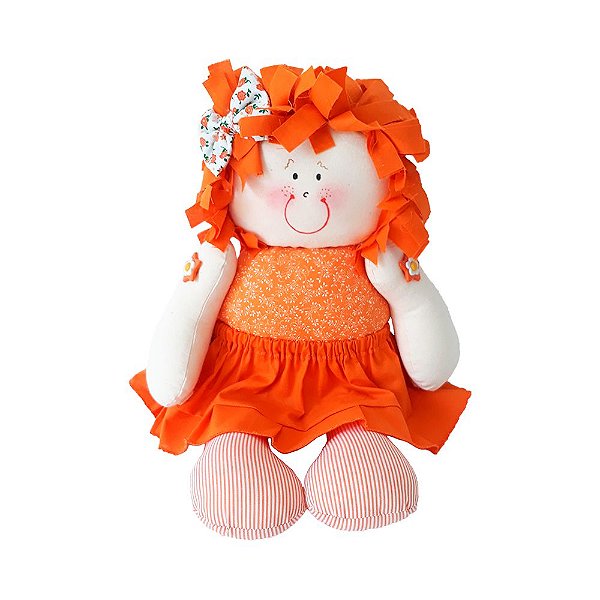 Uma boneca de crochê com roupa laranja sentada nas folhas