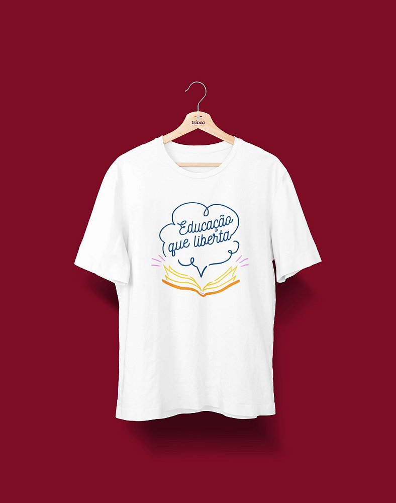 Camiseta Universitária - Pedagogia - Educação que liberta - Basic