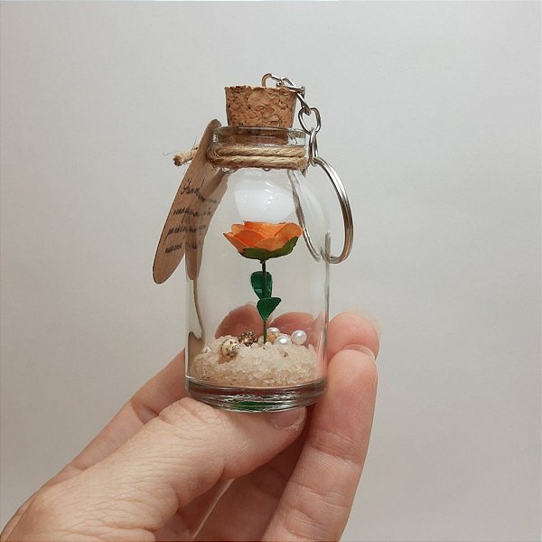 Lembrancinha mini jardim com fundo em areia e conchinhas - Chaveiro