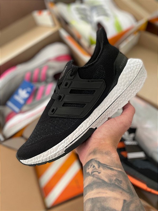 Tênis Adidas ultraboost preto