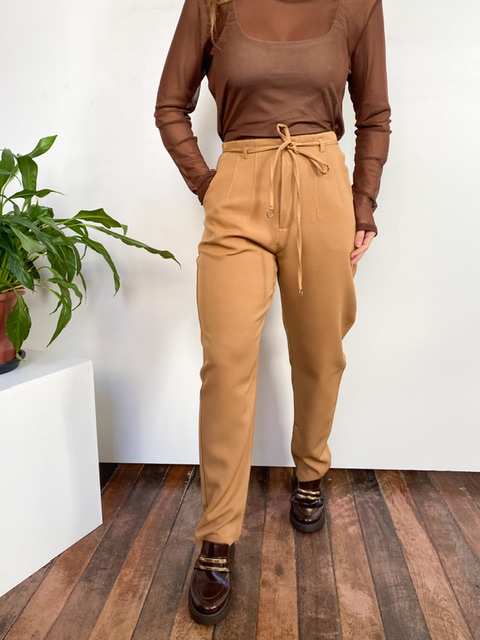 Calça Alfaiataria Reta Com Cinto Argola Adriana @usemika Feminina