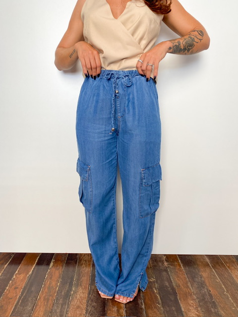 Calça Jeans Wide Leg Cargo Com Abertura Alana @usemika Feminino