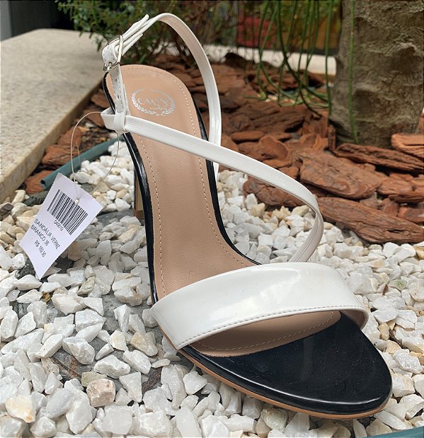 sandalia de verniz esta na moda