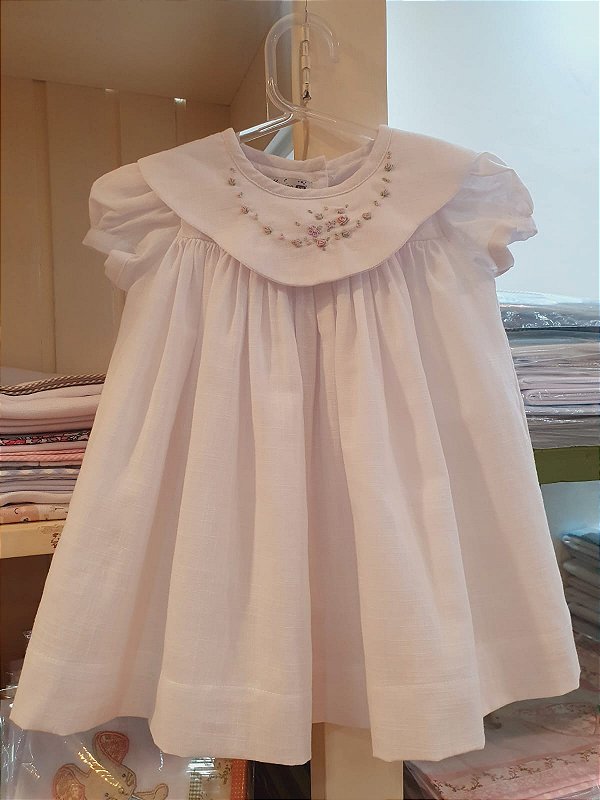 Vestido branco com gola nuvem bordada lilás