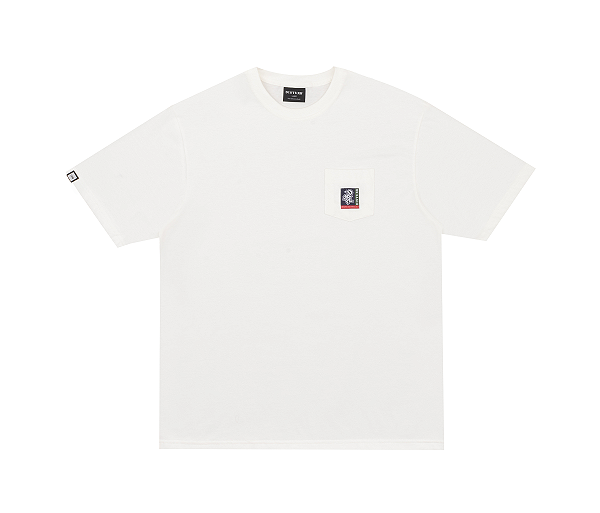 Camiseta Disturb Heritage Pocket T-Shirt in Off-White