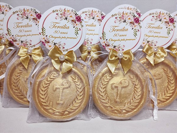 Lembrancinha 80 Anos: Sabonete Letra Inicial do Nome