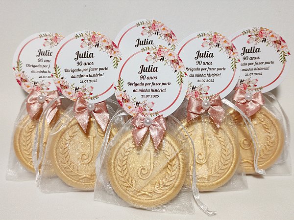 Lembrancinha 90 Anos: Sabonete Letra Inicial do Nome