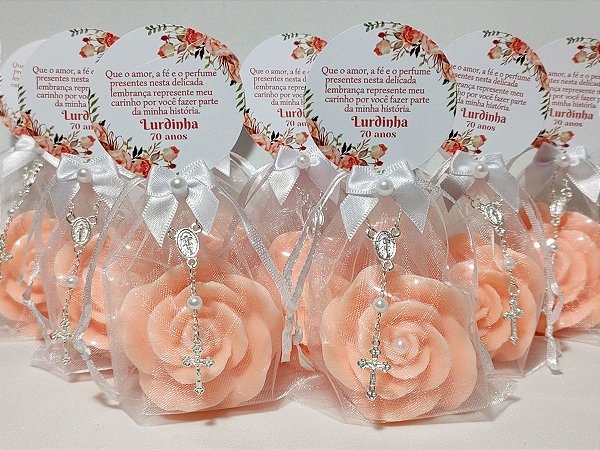 Lembrancinha 70 Anos: Sabonete Rosa Luxo com Mini Terço