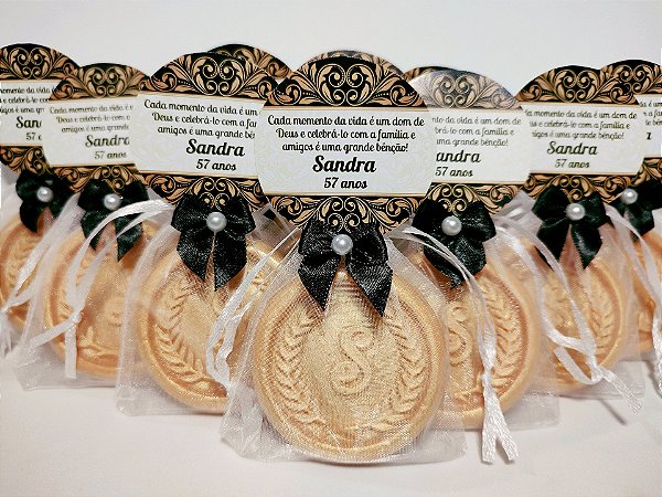 Lembrancinha de Aniversário 57 Anos: Sabonete Letra Inicial do Nome