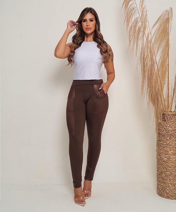 Montaria Flanelada Com Detalhe de Cirrê e Bolsos - Marrom