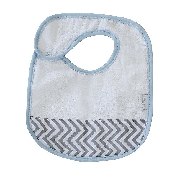 Babador Bebê Masculino Chevron Cinza com Azul Bebê com Botão