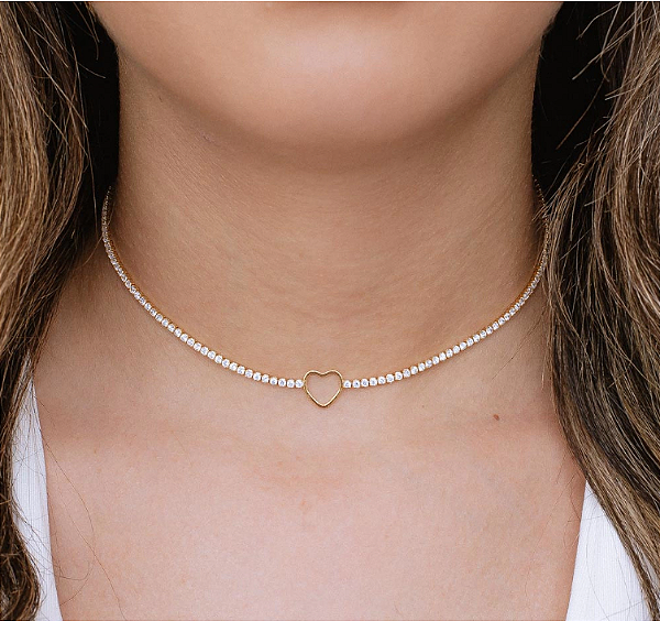 Colar Choker Corrente Riviera com Coração Liso Vazado Banhado em Ouro 18k