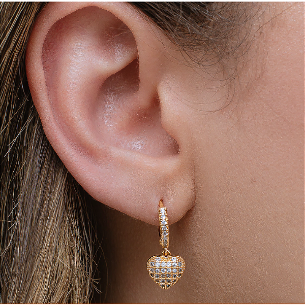 Brinco argolinha com pingente de coração cravejada com zircônias cor cristal folheado em Ouro 18K