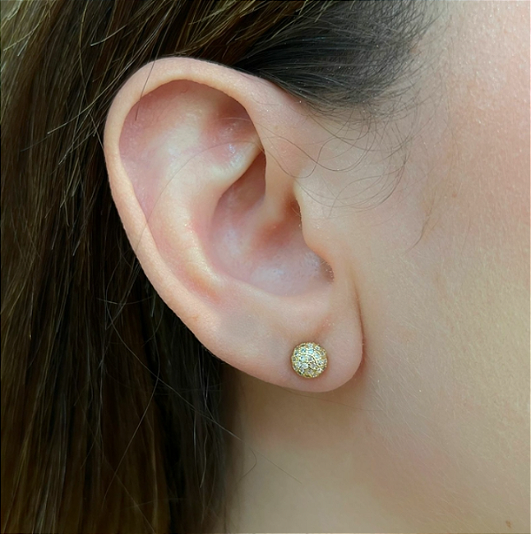 Brinco pequeno de esfera cravejada com micro zircônias cristal Banhado em Ouro 18k