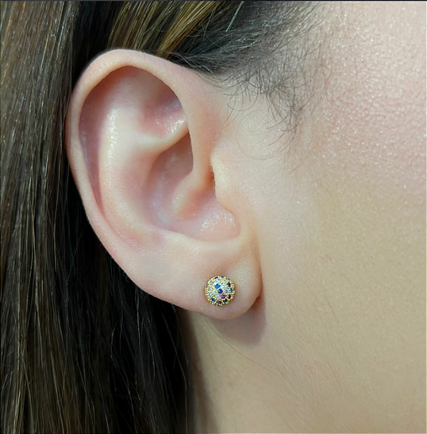 Brinco pequeno de esfera cravejada com micro zircônias coloridas Banhado em Ouro 18k