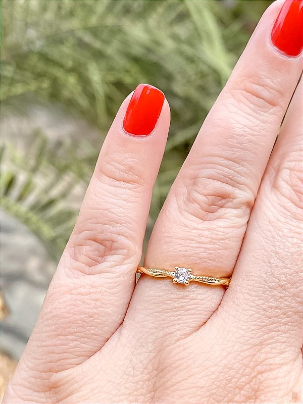 Anel Solitário Entrelaçado com Zircônia Central Banhado a Ouro