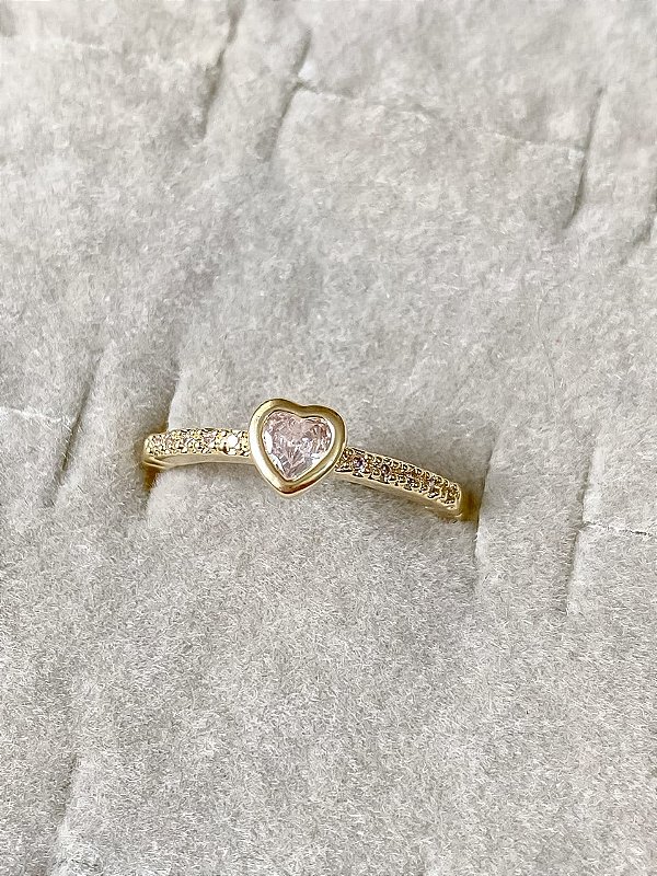 Anel Solitário Cravejado em Zircônias com Coração Central Banhado a Ouro