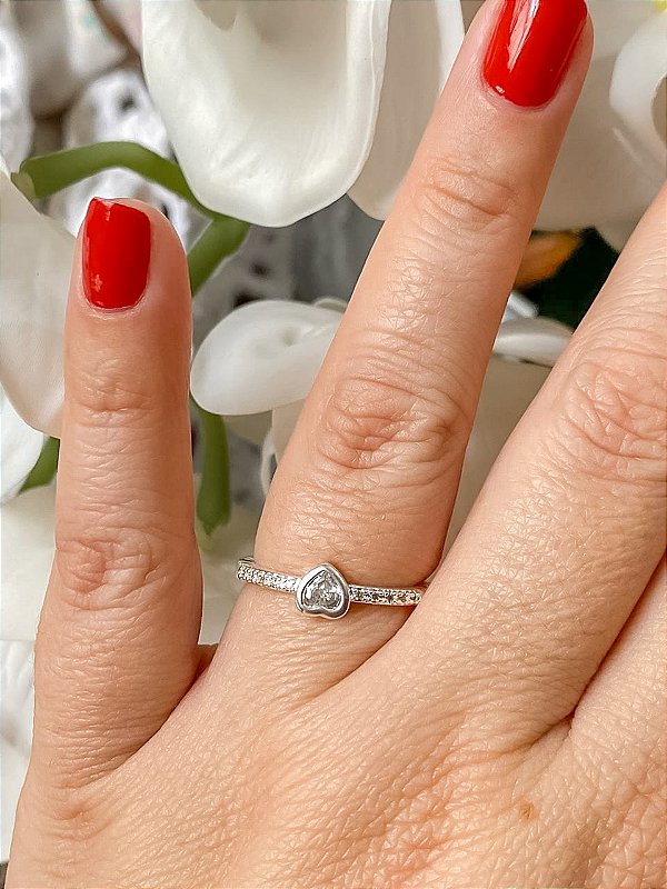 Anel Solitário Cravejado em Zircônias com Coração Central Banhado a Prata