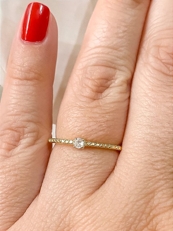 Anel Solitário com Detalhes Diamantados e Zircônia Central Banhado a Ouro