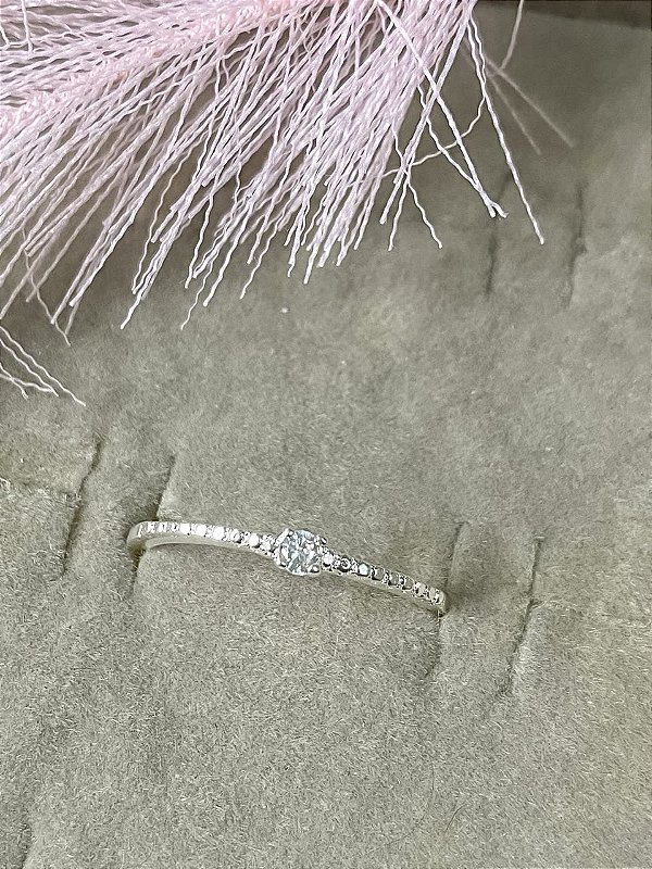 Anel Solitário com Detalhes Diamantados e Zircônia Central Banhado a Prata