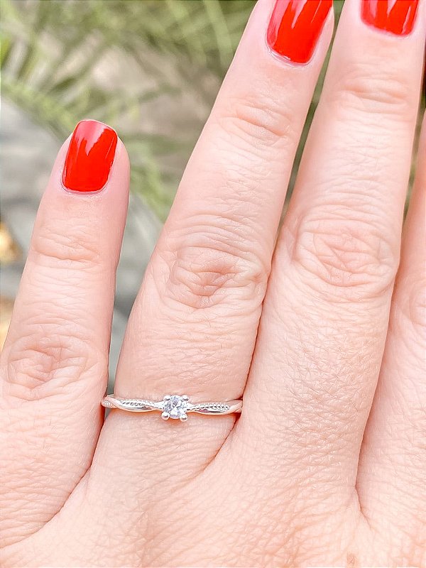 Anel Solitário Entrelaçado com Zircônia Central Banhado a Prata