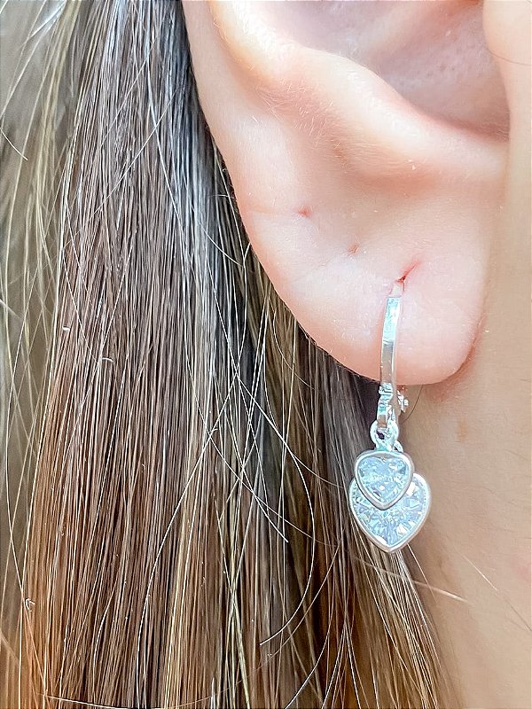 Brinco Argolinha Pingente Dois Corações em Zircônia