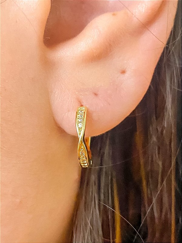 Brinco Argolinha Entrelaçada Cravejado em Zircônias